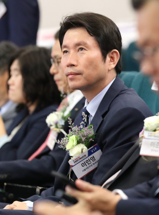 이인영 민주당 원내대표가 3일 국회 도서관에서 열린 한-캄보디아 경제협력 국제 심포지엄에 참석해 잠시 생각에 잠겨있다.  연합뉴스